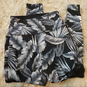 VS PINK Leggings with pockets — Size Small